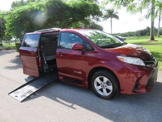 2020 Toyota Sienna LE Mobility 7-Passenger