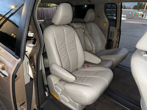 2014 Toyota Sienna XLE 8-Passenger