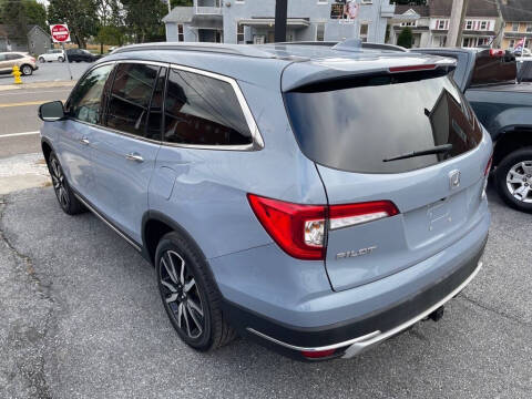 2022 Honda Pilot Touring w/Rear Captain's Chairs