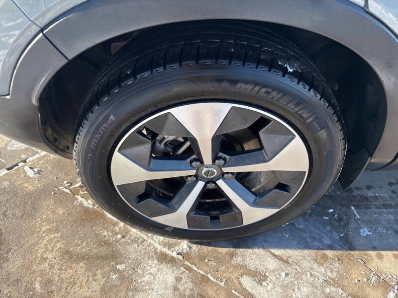 2025 Volvo XC40 B5 Plus Bright Theme