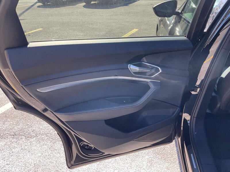 2022 Audi e-tron quattro Premium