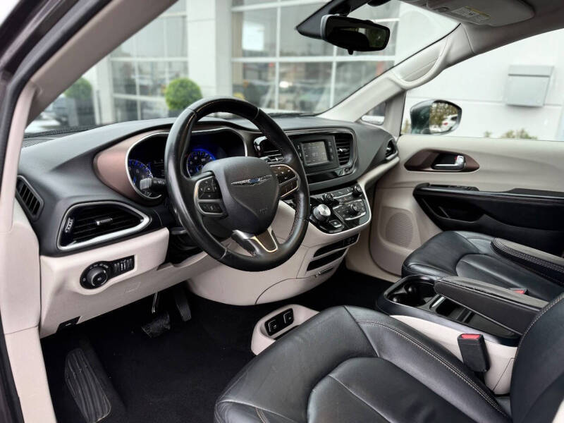 2017 Chrysler Pacifica Touring-L