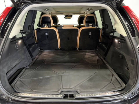 2016 Volvo XC90 T6 Momentum