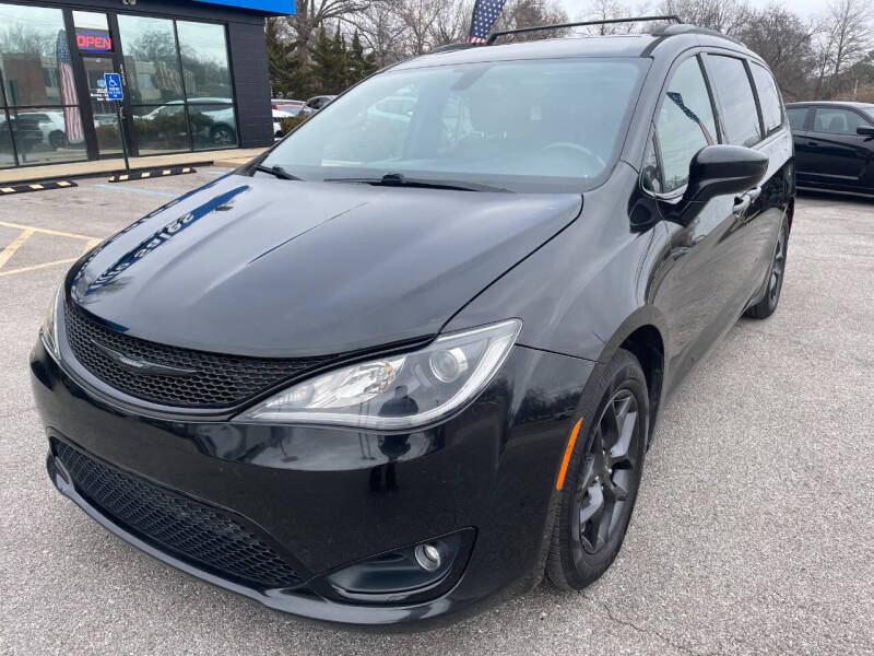 2019 Chrysler Pacifica Touring L's photo