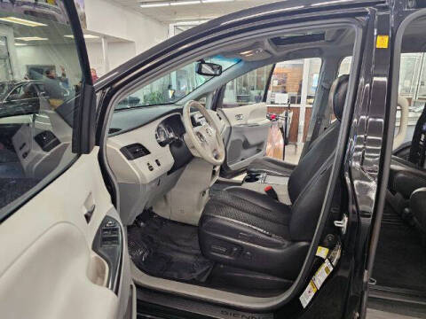 2012 Toyota Sienna SE 8-Passenger