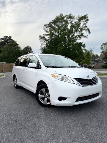 2013 Toyota Sienna LE 8-Passenger