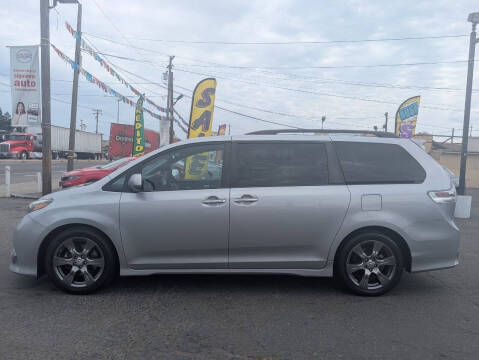 2017 Toyota Sienna SE 8-Passenger