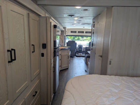 2021 Winnebago Adventurer 29B / 30ft
