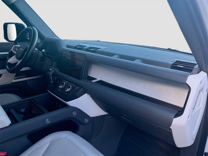 2023 Land Rover Defender 130 SE