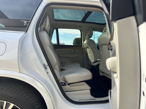 2022 Volvo XC90 T6 Momentum 7-Passenger