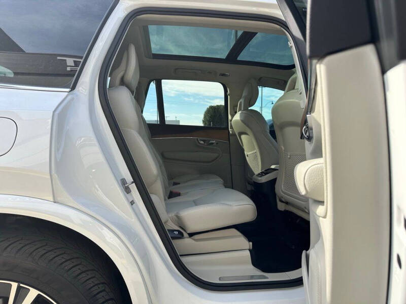 2022 Volvo XC90 T6 Momentum 7-Passenger