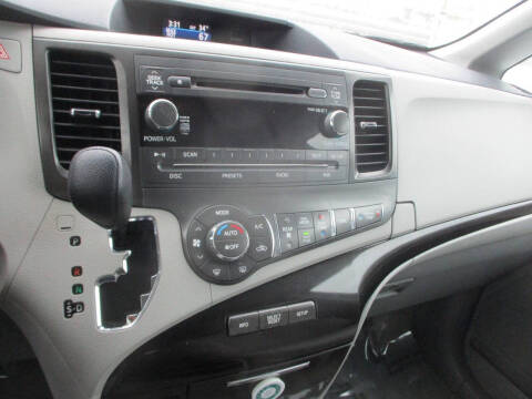 2014 Toyota Sienna LE 8-Passenger