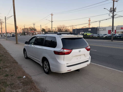 2015 Toyota Sienna LE 8-Passenger