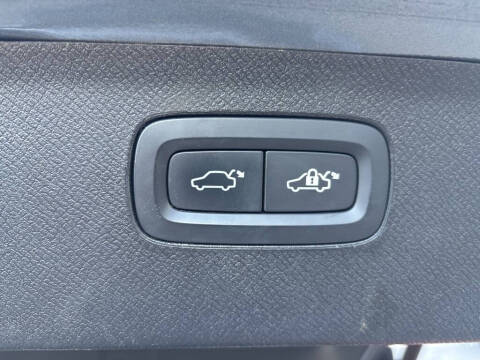 2020 Volvo XC90 T6 Momentum 6-Passenger