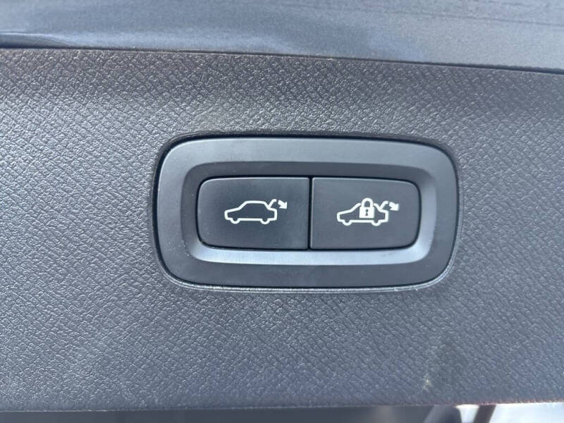 2020 Volvo XC90 T6 Momentum 6-Passenger