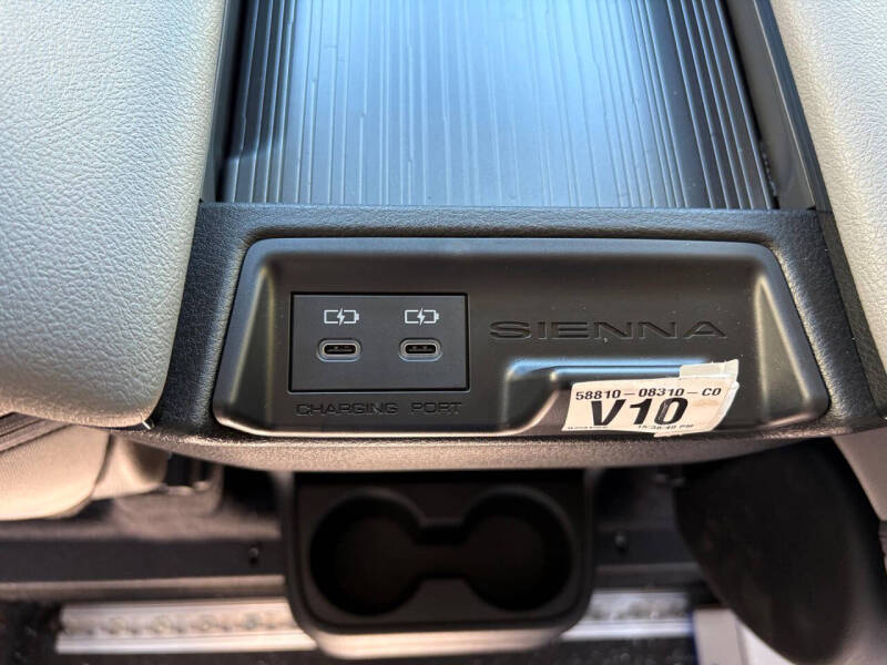 2025 Toyota Sienna LE 8-Passenger