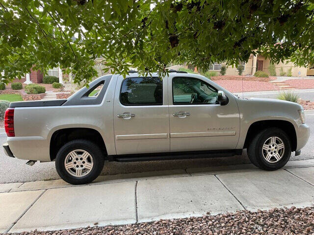 2007 Chevrolet Avalanche for sale at RENEE'S AUTO WORLD in El Paso TX