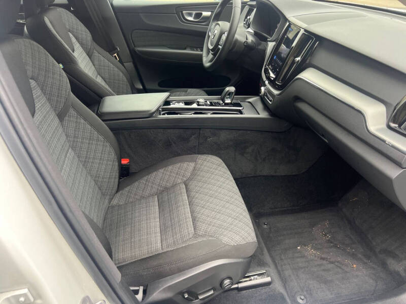 2024 Volvo XC60 B5 Core Dark Theme