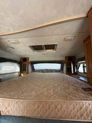 2000 Lance Camper 1010