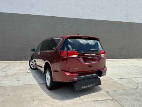 2017 Chrysler Pacifica Touring-L