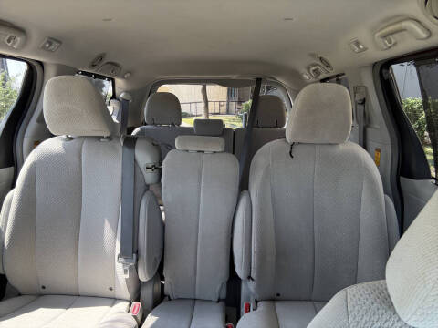 2014 Toyota Sienna LE 8-Passenger