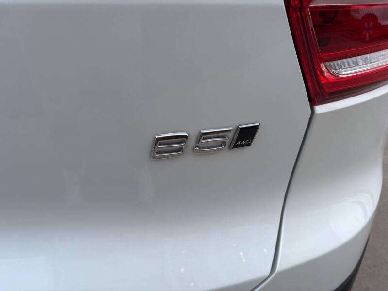 2025 Volvo XC40 B5 Plus Dark Theme