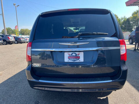 2014 Chrysler Town and Country Touring-L