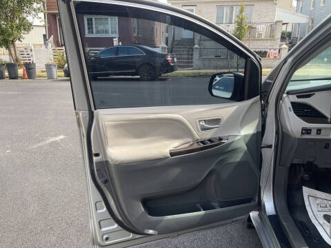 2015 Toyota Sienna XLE 7-Passenger Auto Access Seat