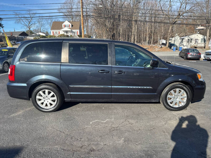 2013 Chrysler Town & Country Touring photo 4