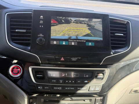 2021 Honda Pilot Touring w/Rear Captain's Chairs