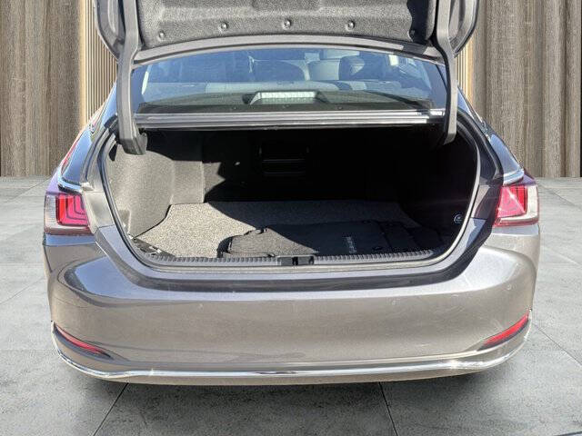 2025 Lexus ES 300h F SPORT Design