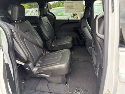 2027 Chrysler Pacifica Select