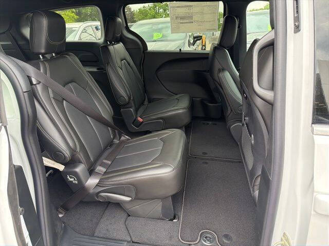2027 Chrysler Pacifica Select