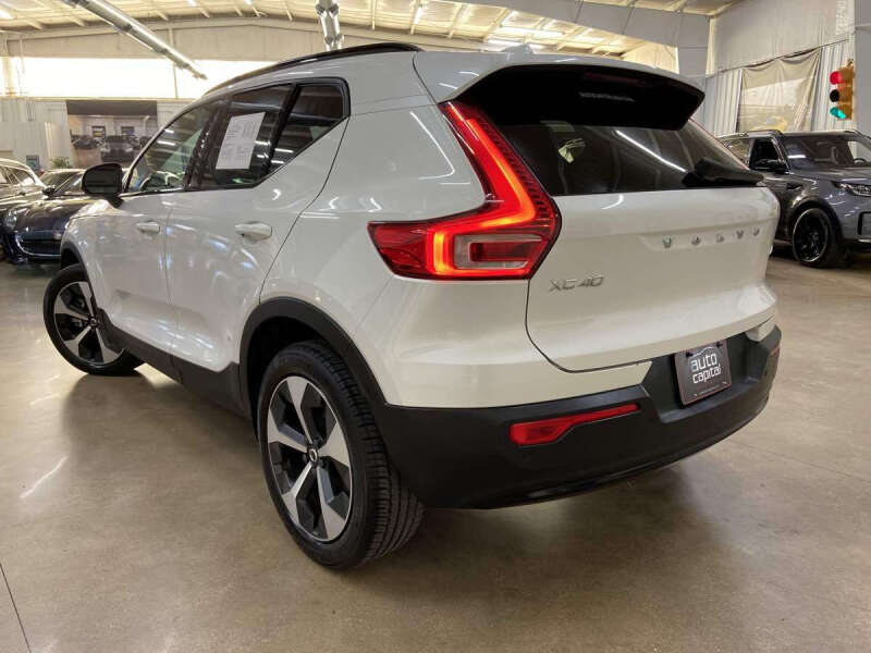 2024 Volvo XC40 B5 Plus Dark Theme