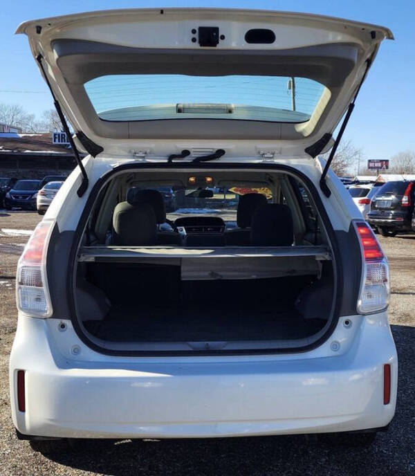 2016 Toyota Prius v Two