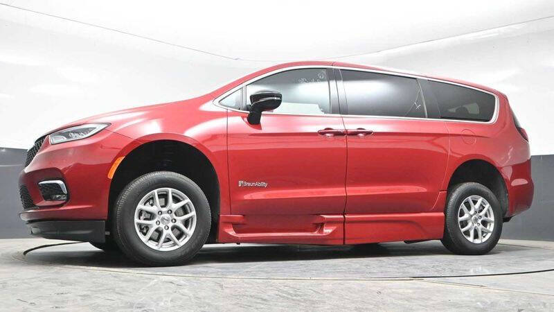 2025 Chrysler Pacifica Select