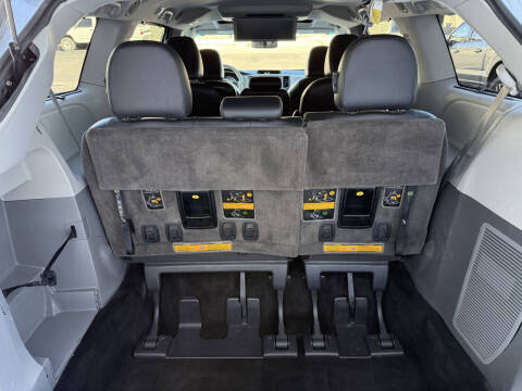 2013 Toyota Sienna SE 8-Passenger
