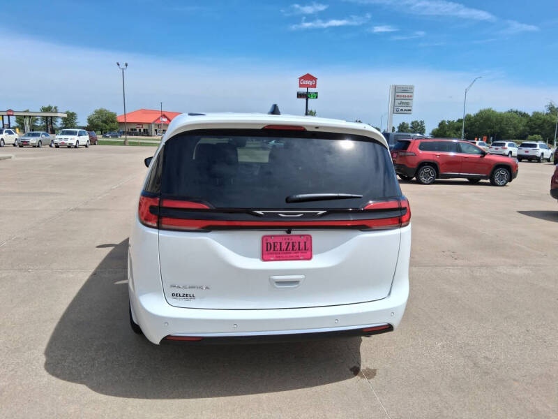 2027 Chrysler Pacifica Select