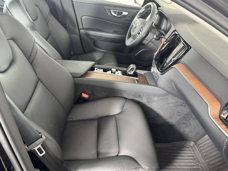 2024 Volvo S60 B5 Plus Dark Theme