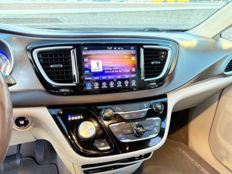 2017 Chrysler Pacifica Touring-L Plus
