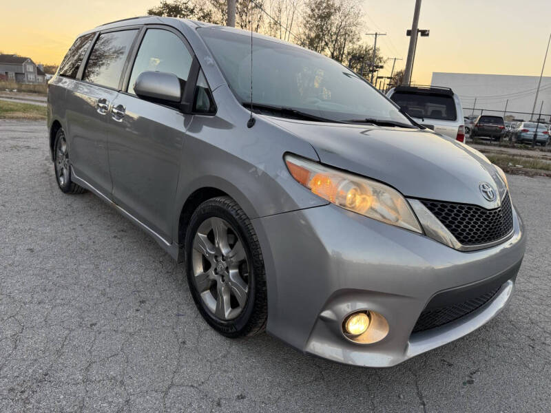 2014 Toyota Sienna SE 8-Passenger