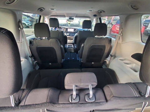 2022 Chrysler Voyager LX