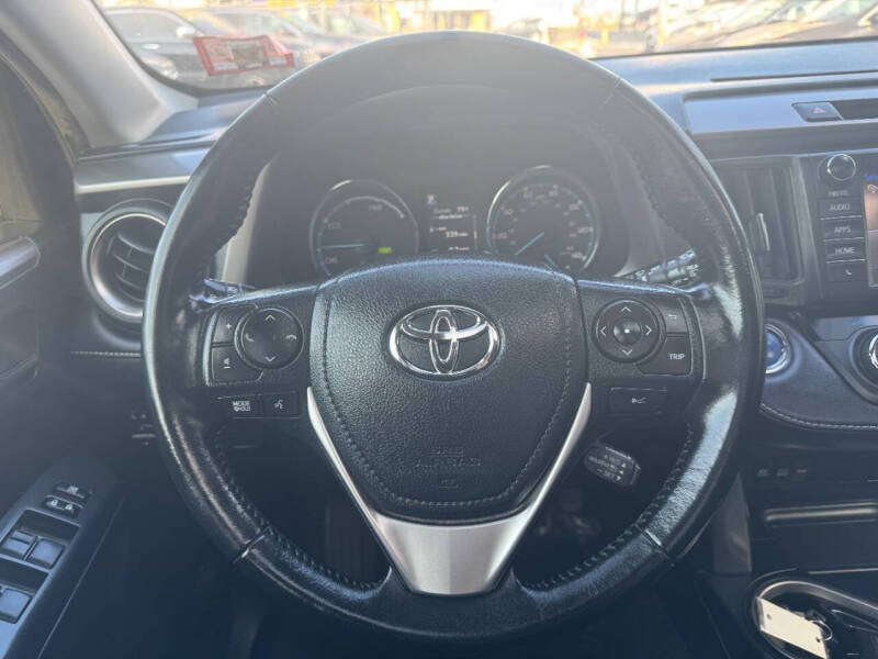 2017 Toyota RAV4 XLE photo 14