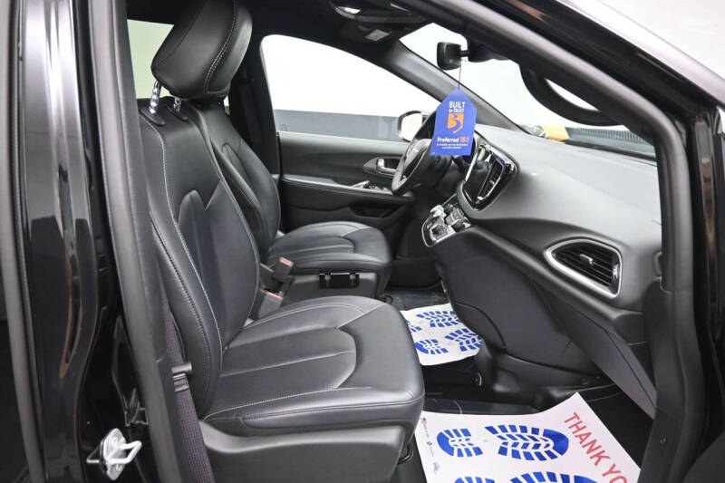 2025 Chrysler Pacifica Select