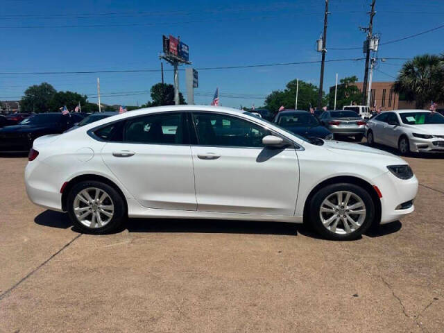 2015 Chrysler 200 Limited's photo