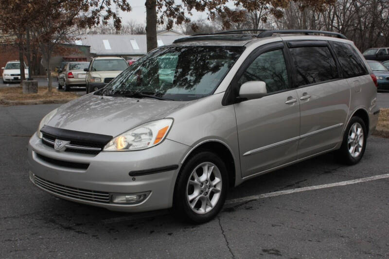 2005 Toyota Sienna for sale at Auto Bahn Motors in Winchester VA
