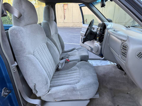 2000 Chevrolet S-10 LS