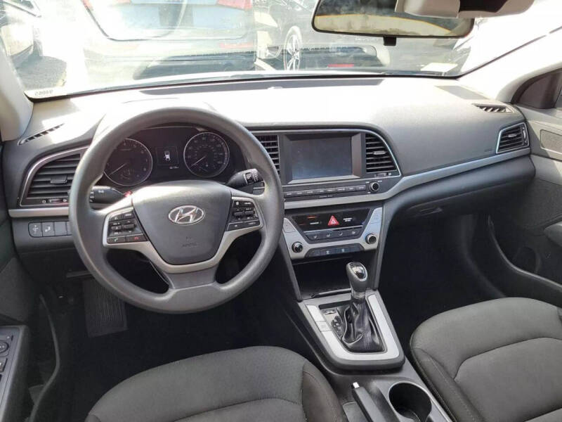 2018 Hyundai Elantra SEL photo 3