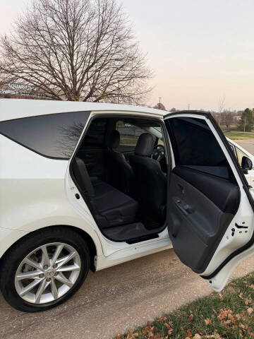 2013 Toyota Prius v Five