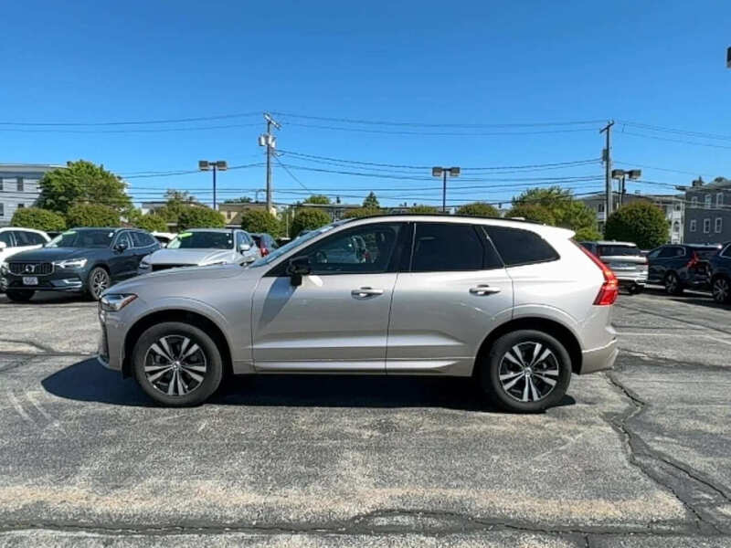 2024 Volvo XC60 B5 Core Dark Theme